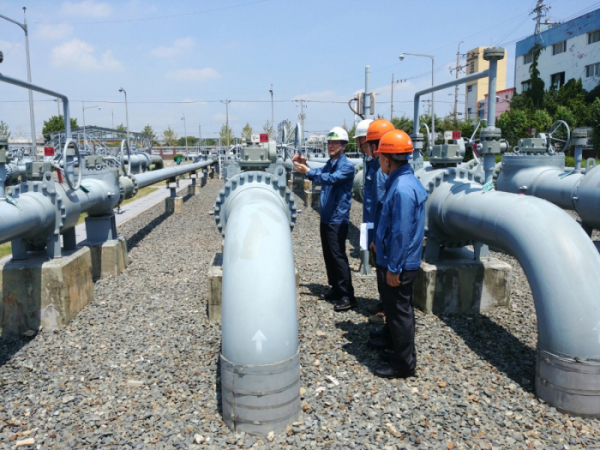 ▲김영두 한국가스공사 안전기술부사장이 25일 부산의 LNG공급관리소를 현장 점검에 나섰다.(한국가스공사)