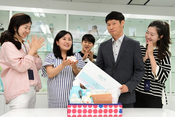 ▲제로투세븐 직원이 서울 마포구 사무실에서 임신축하 선물박스를 받고 있다. 고이란 기자 photoeran@