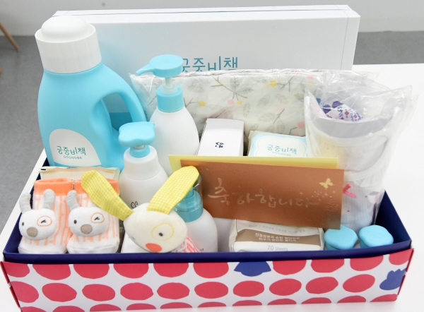 ▲제로투세븐 직원이 서울 마포구 사무실에서 임신축하 선물박스를 받고 있다. 고이란 기자 photoeran@