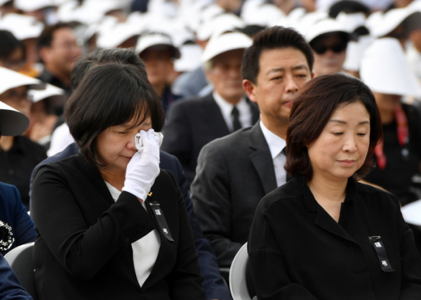 ▲27일 오전 국회에서 열린 고 노회찬 정의당 원내대표의 영결식에서 정의당 이정미 대표(왼쪽)와 심상정 의원이 고인을 추모하고 있다. (연합뉴스)