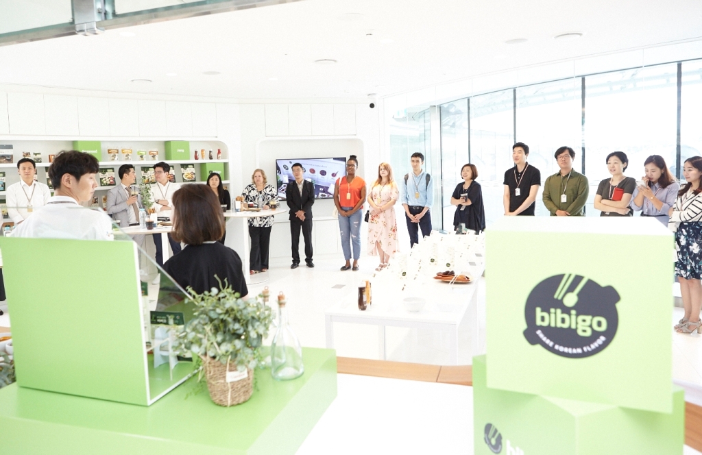 ▲CJ제일제당 전문셰프가 비비고 글로벌 마케팅 콘퍼런스 행사 프로그램인 비비고 한식 쇼케이스에서 국내 및 해외법인 마케팅 전문가들에게 비비고 제품 및 레시피를 설명하고 있다. (사진제공=CJ제일제당)