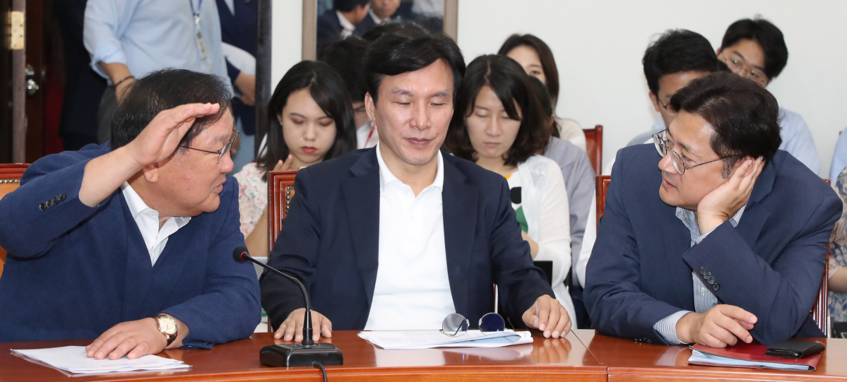 ▲더불어민주당 김태년 정책위의장(왼쪽)과 홍익표 수석부의장이 1일 국회에서 열린 최고위원회의에서 대화하고 있다. 가운데는 김민석 민주연구원장.(연합뉴스)