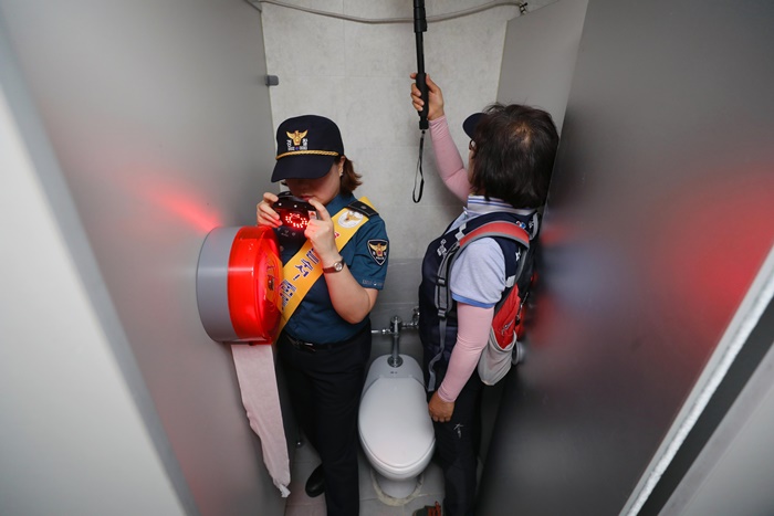 ▲31일 오후 서울 강남구 대치동의 한 학원 화장실에서 수서경찰서 생활안전계·여성청소년계 직원 및 강남구 학교보안관들이 학생들을 대상으로 발생하는 불법촬영 등 성범죄 근절을 위해 불법 카메라 점검을 하고 있다.(연합뉴스)