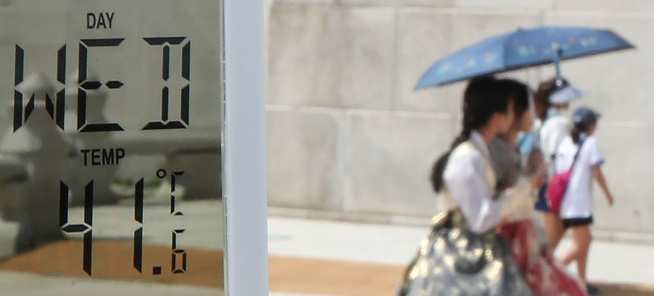 ▲기상 관측 사상 서울의 기온이 사상 최고를 기록한 1일 오후, 서울 종로구 광화문 앞 거리에서 간이 온도계로 측정한 기온이 41도를 넘고 있다.(연합뉴스)