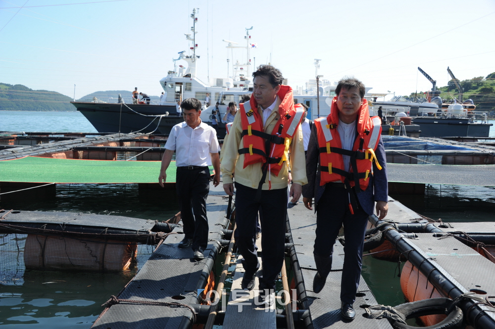 ▲김영춘 해양수산부 장관(왼쪽 노란색 점퍼)이 1일 전남 여수시의 해상가두리 양식장을 방문해 고수온 대응상황을 점검하고 어업인들의 목소리를 들었다.(해양수산부)