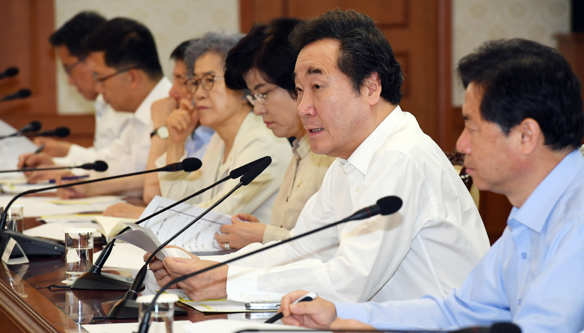 ▲이낙연(오른쪽 두 번째) 국무총리가 잇따라 화재사고를 일으키고 있는 BMW와 관련해 "법령을 보완해서라도 행정적 조취를 취하라"고 지시했다. 오승현 기자 story@