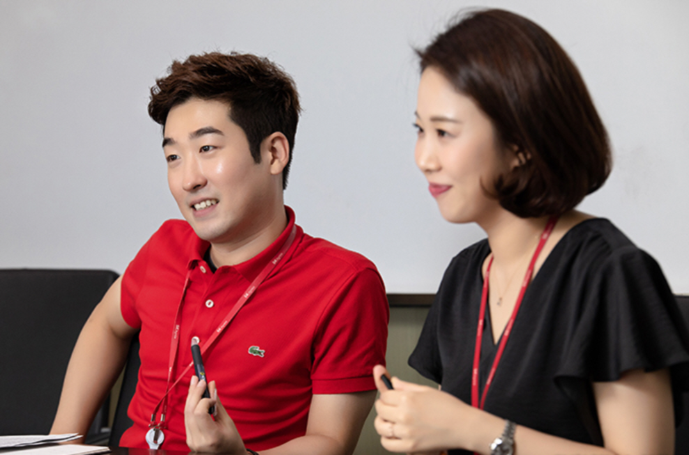 ▲ SK하이닉스에서 품질 보증 관련 업무를 수행하는 백창훈 선임(왼쪽), 박성은 선임(오른쪽)은 “유연성보단 회사 제품의 품질을 최고 상태로 유지하려는 자세가 중요하다”고 말했다. 출처=SK하이닉스 블로그