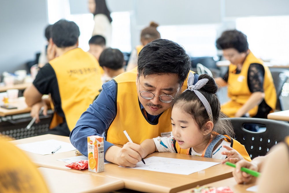 ▲넷마블 견학 프로그램에 참가한 임직원과 자녀가 함께 체험활동을 하고 있다. (넷마블문화재단)