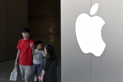 ▲지난해 7월 30일(현지시간) 중국 베이징의 애플 매장에서 한 가족이 걸어 나오고 있다. 최근 파이낸셜타임스(FT)는 중국 스마트폰 제조업체의 성장과 무역전쟁, 중국 스마트폰 시장 둔화가 애플의 중국 시장을 위협한다고 보도했다.  베이징/AP뉴시스