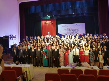 ▲지난달 31일 베트남 하노이문화대학에서 열린 GYBM 베트남7기 졸업식. 장병주 회장(가운데)이 졸업생들과 기념촬영을 하고 있다.(사진제공=대우세계경영연구회)