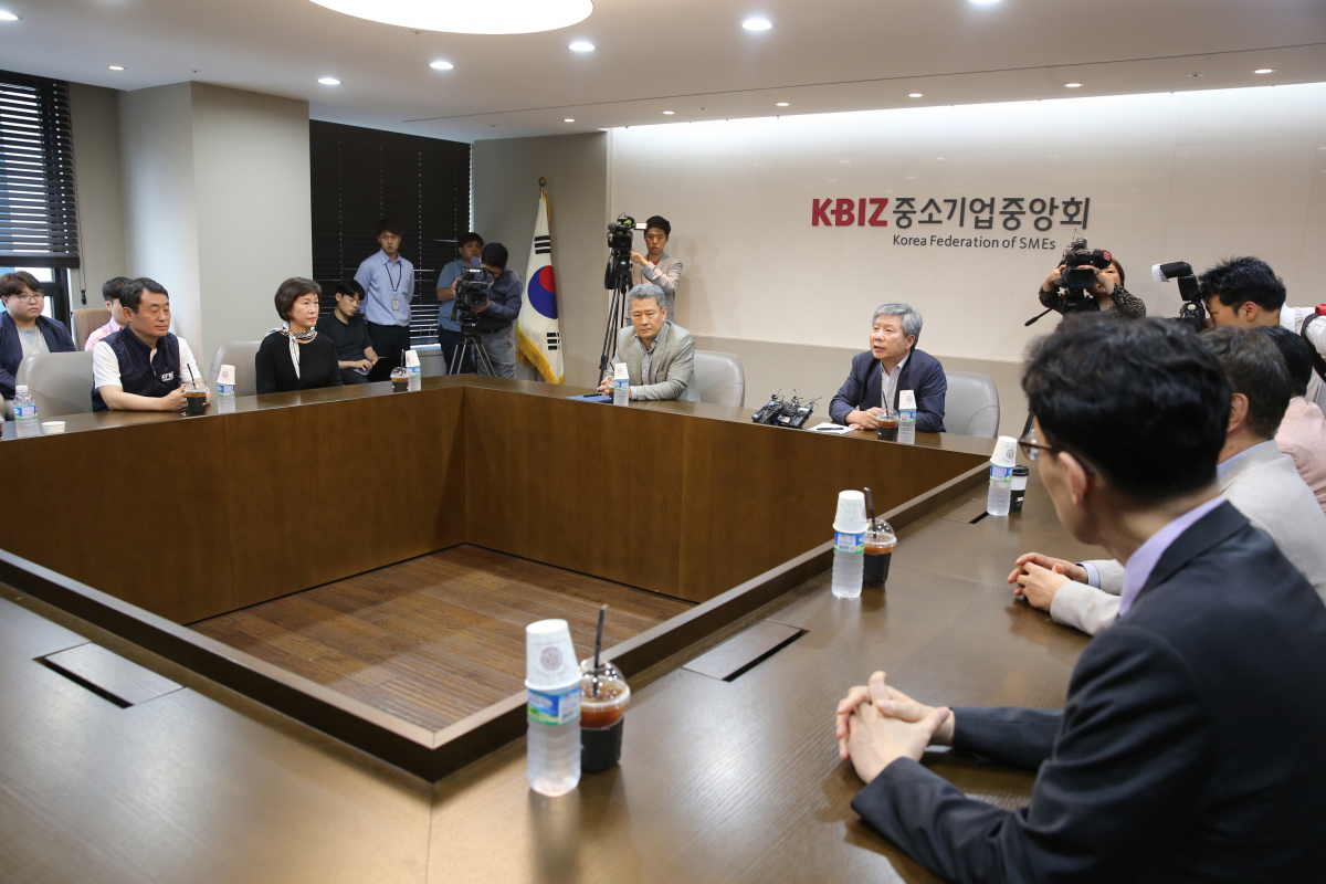 ▲지난달 11일 최저임금위원회 사용자위원들이 서울 여의도 중소기업중앙회에서 긴급 회의를 열었다.(사진제공=중기중앙회)