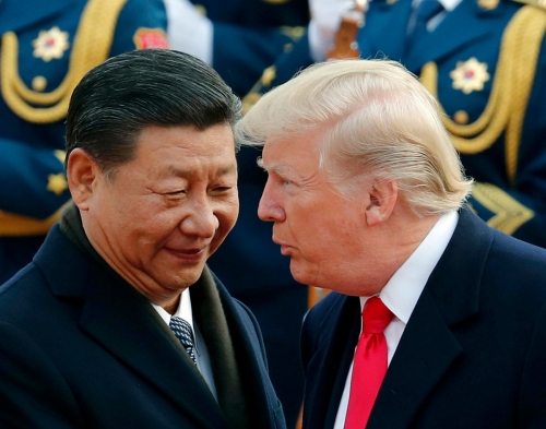 ▲시진핑(왼쪽)중국 국가주석과 도널드 트럼프 미국 대통령이 지난해 11월 중국 베이징에서 열린 미중 정상회담에서 만나 인사하고 있다. 베이징/AP연합뉴스
