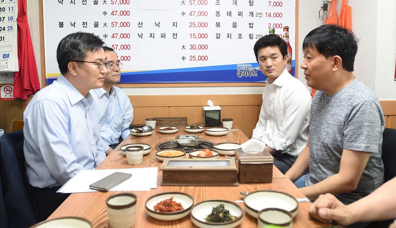 ▲김동연 경제부총리 겸 기획재정부 장관이 2일 서울 중구 위워크 서울역점에서 열린 혁신성장 관계장관회의를 마치고 인근 소상공인 골목식당에서 이재웅(쏘카 대표) 혁신성장공동본부장과 함께 식사하며 대화하고 있다.(연합뉴스)