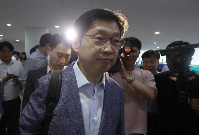 ▲김경수 경남도지사가 3일 오전 경남 창원시 의창구 경남도청 집무실로 출근하고 있다.(연합뉴스)