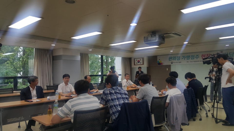 ▲최수규 중소벤처기업부(중기부) 차관이 3일 서울 서의도 중소기업중앙회에서 전국 편의점 가맹점주와 현장소통 간담회를 열었다.(이지민 기자 aaaa3469@)