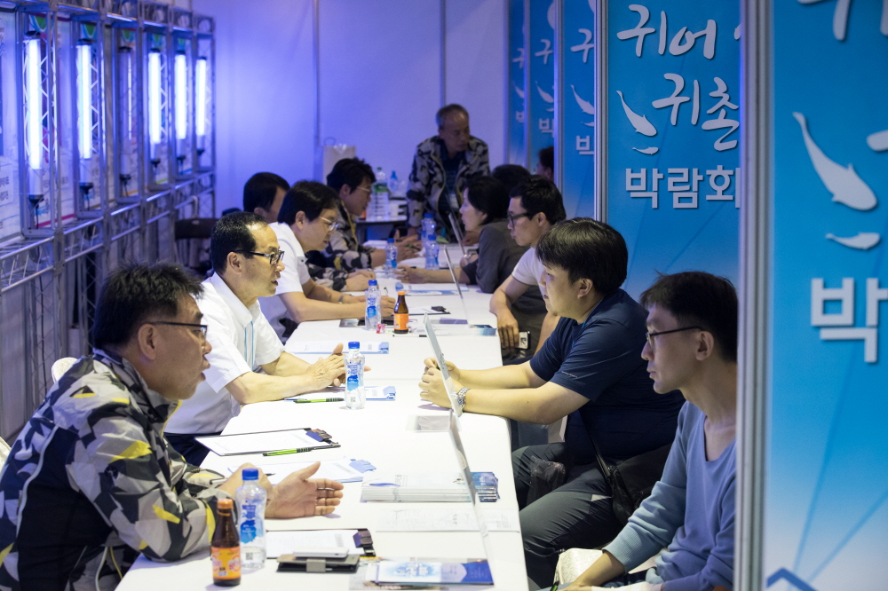 ▲지난해 열린 귀어·귀촌박람회에서 귀어·귀촌을 희망하는 사람들이 상담을 받고 있다.(해양수산부)