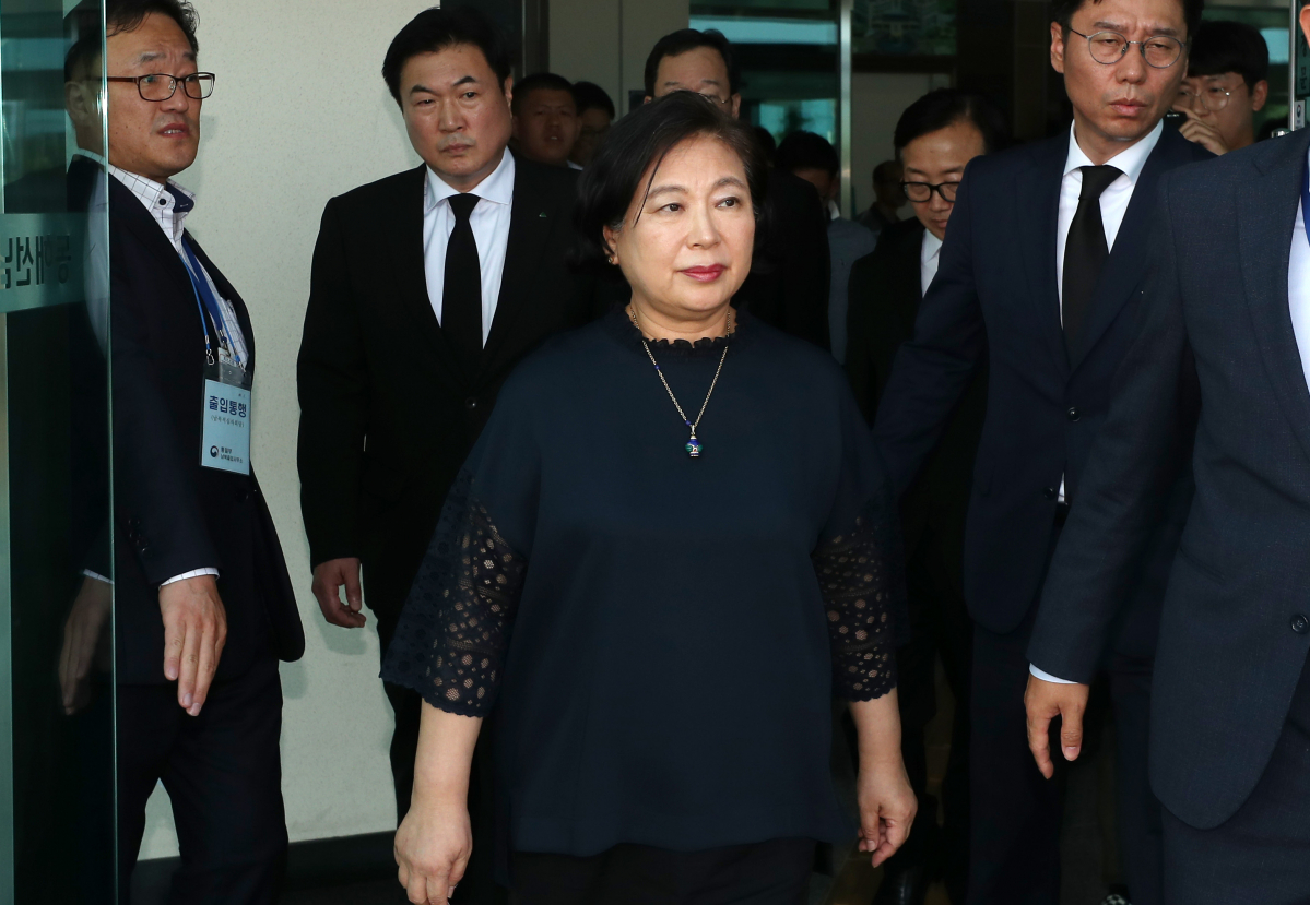 ▲<YONHAP PHOTO-2956> 방북 마치고 입경한 현정은 회장    (고성=연합뉴스) 양지웅 기자 = 고 정몽헌 회장 추모식을 위해 3일 오전 방북한 현정은 현대그룹 회장이 강원 고성군 동해선남북출입사무소를 통해 입경해 차량으로 향하고 있다. 2018.8.3    yangdoo@yna.co.kr/2018-08-03 16:39:06/<저작권자 ⓒ 1980-2018 ㈜연합뉴스. 무단 전재 재배포 금지.>(연합뉴스)