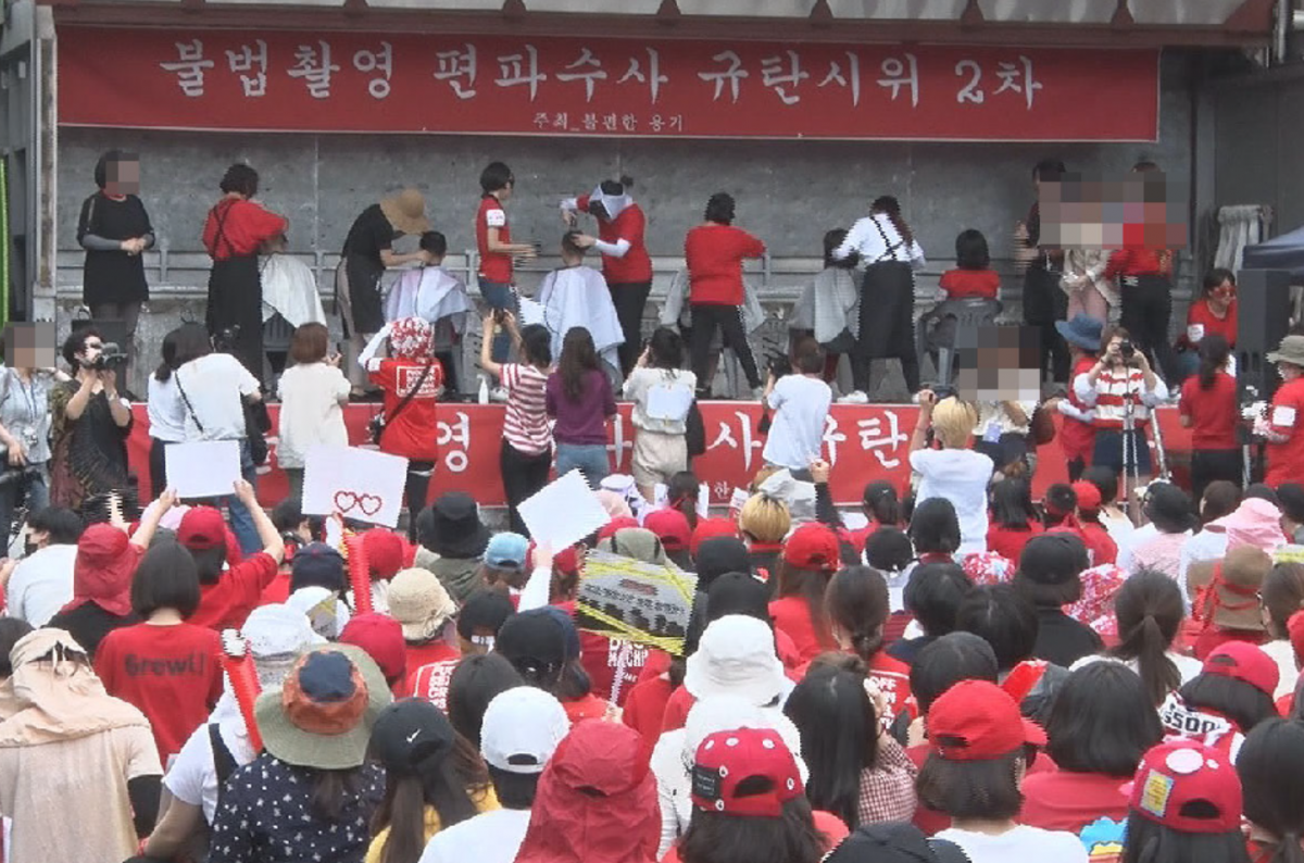 ▲6월 9일 오후 서울 종로구 지하철 4호선 혜화역 인근에서 다음 카페 여성 단체 '불편한 용기' 주최로 열린 '불법촬영 편파 수사 2차 규탄 시위'에서 집회 참가자들이 '홍익대 누드모델 몰카(몰래카메라) 사건'에 대한 경찰의 성(性)차별 편파 수사를 비판하며 삭발식을 진행하고 있다.(연합뉴스)