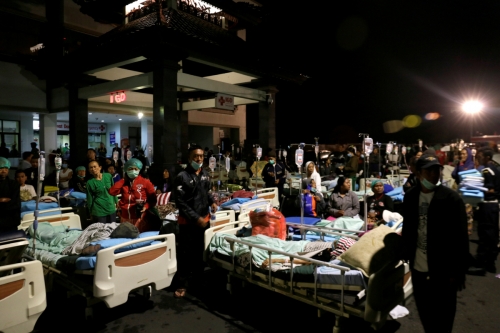 ▲5일(현지시간) 6.9의 강진이 인도네시아 롬복섬을 강타해 최소 82명이 숨지고 수백 명이 부상한 가운데 인근 발리섬의 덴파사르 병원 앞 야외에서 환자들이 치료를 받고 있다. 덴파사르/로이터연합뉴스
