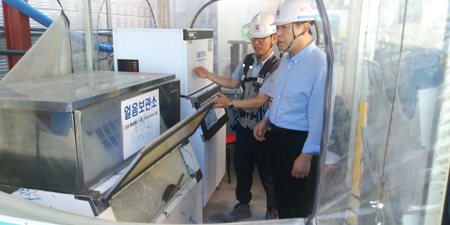 ▲밀양 쌍용 예가 더퍼스트 현장 제빙시설을 둘러보는 김석준 쌍용건설 회장(사진=쌍용건설)