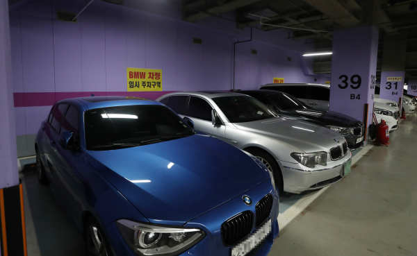 ▲서울 도심의 한 건물 지하 주차장에 BMW 차량들이 지정된 임시 주차구역에 주차돼 있다.(연합뉴스)