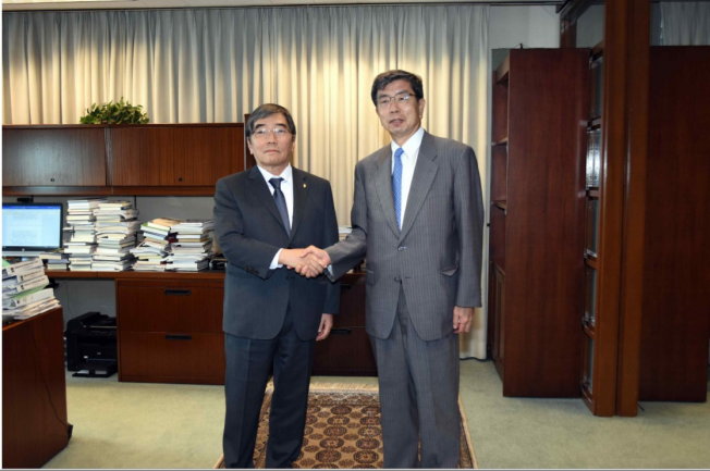 ▲윤석헌 금융감독원장(왼쪽)이 6일 필리핀 마닐라에 위치한 아시아개발은행(ADB : Asian DevelopmentBank)을 방문해 나카오 다케히코 총재(오른쪽)를 만났다. (사진=금융감독원 제공)