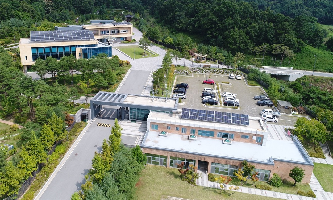 ▲국무총리 세종공관에 설치된 73㎾ 규모의 태양광 발전설비 모습.(국무조정실·국무총리비서실)