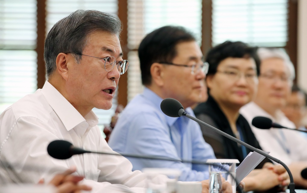 ▲문재인 대통령이 6일 오후 청와대 여민관에서 열린 수석·보좌관 회의에서 발언하고 있다. 왼쪽부터 문 대통령, 정의용 국가안보실장, 조현옥 인사수석, 남관표 국가안보실 2차장.(연합뉴스)