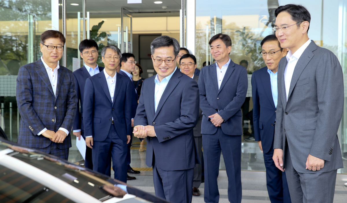 ▲김동연 부총리 겸 기획재정부 장관이 6일 오후 경기도 평택시 삼성전자 평택캠퍼스 방문을 마친 후 이재용 삼성전자 부회장의 환송을 받으며 떠나고 있다.(사진제공=연합뉴스)