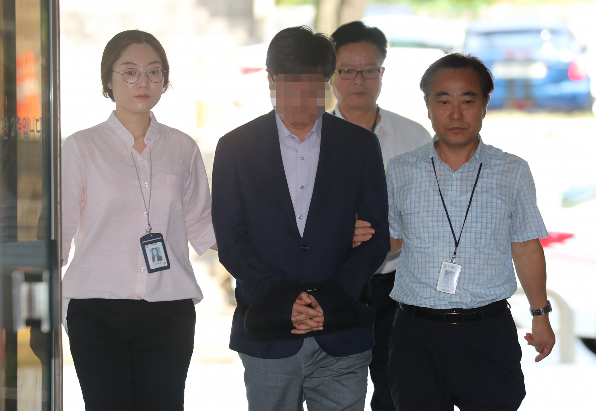 ▲삼성 노조 와해 공작에 관여한 혐의를 받고 있는 목장균(54) 삼성전자 전 노무담당 전무(현 삼성전자 스마트시티 지원센터장)가 영장실질심사(구속 전 피의자심문)를 받기 위해 6일 오전 서울 서초구 서울중앙지방법원으로 들어서고 있다. (뉴시스)