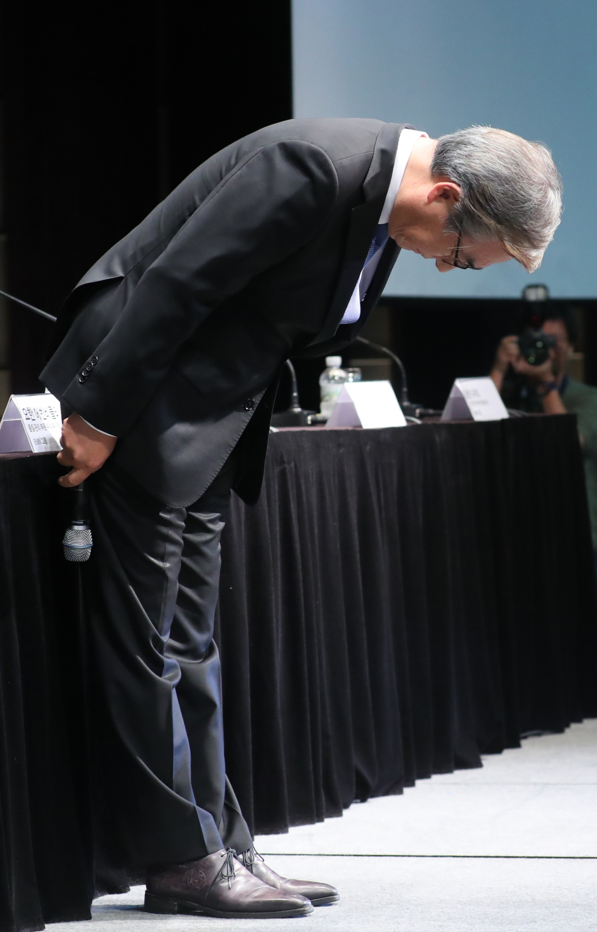 ▲BMW코리아 김효준 회장이 6일 서울 웨스틴조선호텔 그랜드볼룸에서 최근 잇따른 BMW 차량의 화재사고와 관련해 대국민 사과를 하고 있다. 연합뉴스