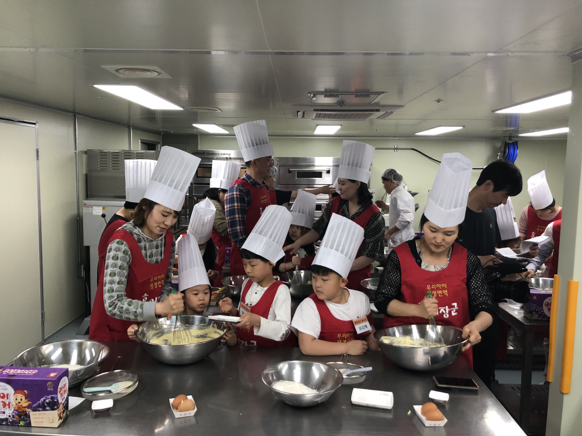 ▲5월 가정의 달을 맞아 KGC인삼공사 직원들이 자녀들과 함께 홍이장군 봉사단 활동으로 홍삼쿠키를 만들고 있다. 이날 만든 홍삼쿠키는 후원 병원에 입원 중인 환아들에게 전해 그 의미를 더했다. 사진제공=KGC인삼공사