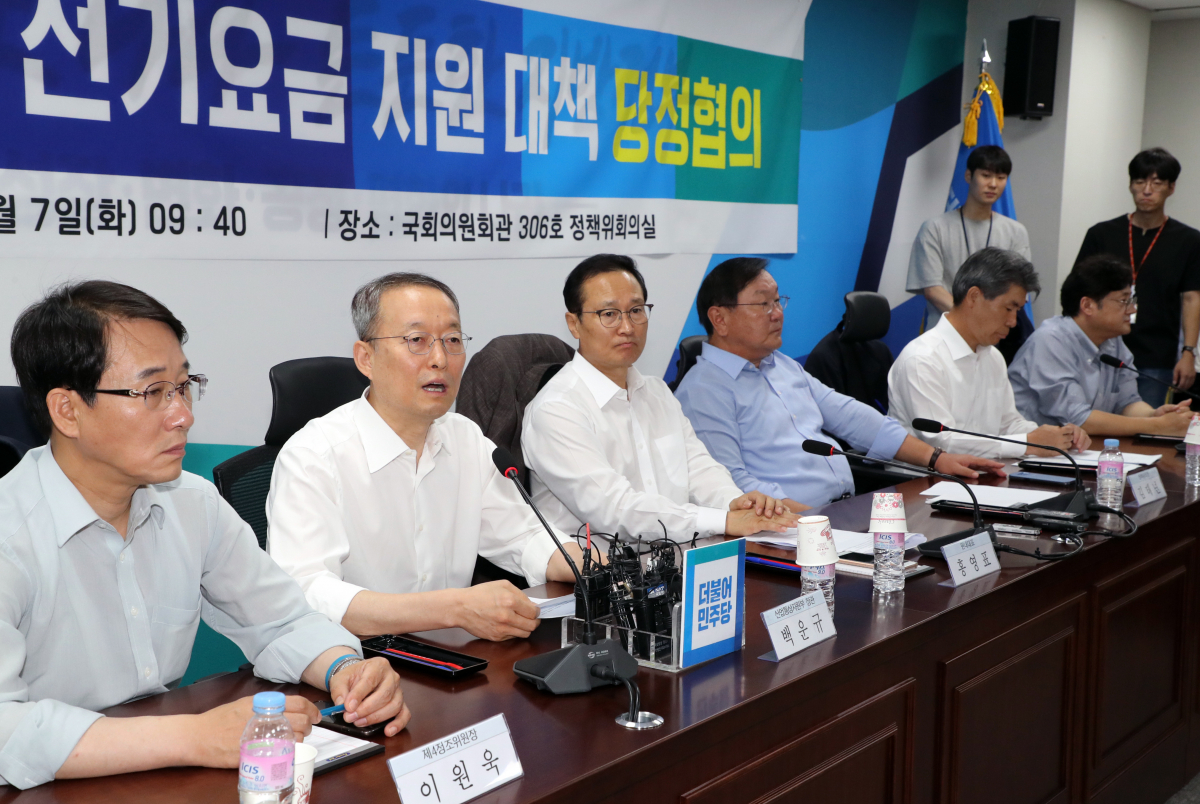 ▲백운규 산업통상자원부 장관이 7일 오전 국회 의원회관에서 열린 폭염으로 인한 전기요금 지원 대책 당정협의회에서 발언하고 있다. (연합뉴스)