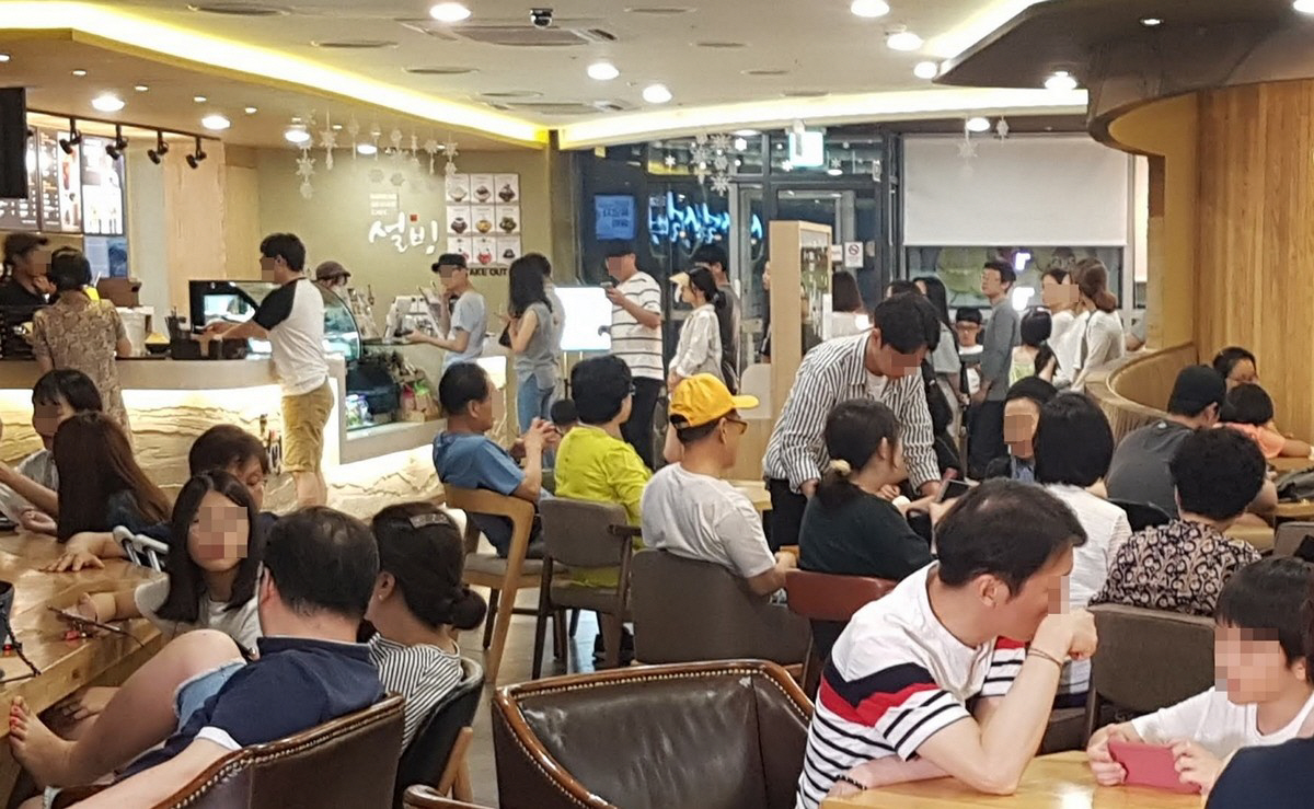 ▲설빙 상암 문화방송점에서 더위를 피하는 손님들