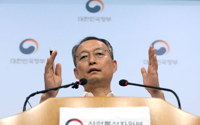 ▲백운규 산업통상자원부 장관이 7일 오후 정부서울청사에서 폭염에 따른 전기요금 지원 대책을 발표한 뒤 취재진의 질문에 답하고 있다.(연합뉴스)