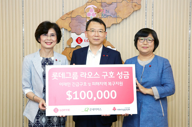 ▲(왼쪽부터) 성금 전달식에 참석한 굿네이버스 김인희 부회장, 롯데지주 오성엽 커뮤니케이션실장, 사회복지공동모금회 김연순 사무총장.(사진제공=롯데지주)