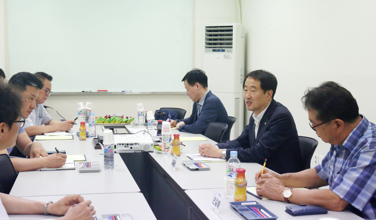 ▲7일 상공인시장진흥공단 김흥빈 이사장(오른쪽줄 가운데)이 문래동에 있는 소공인특화지원센터를 찾아 집적지 소공인들과 이야기를 나누고 있다.(사진제공=소상공인시장진흥공단)