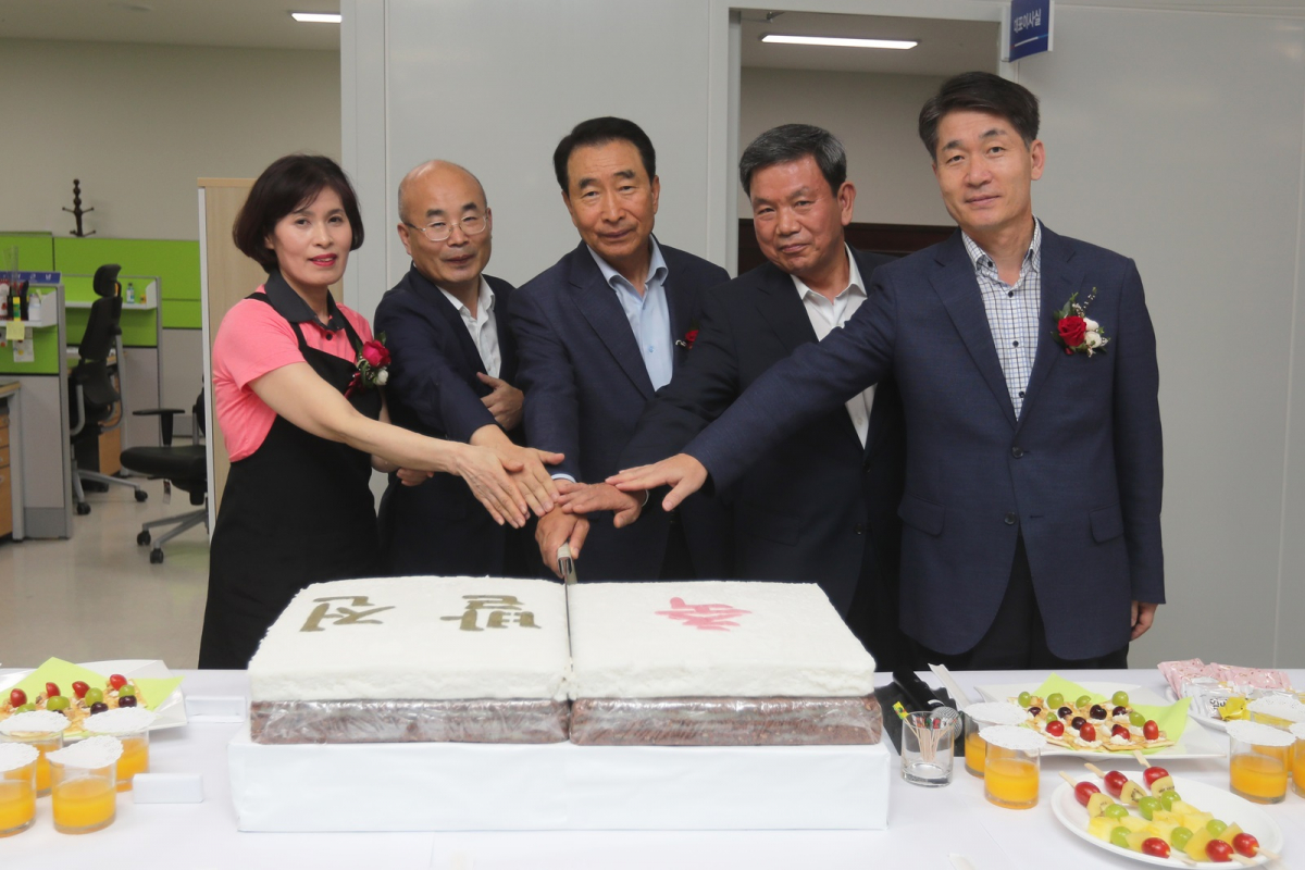 ▲이강래 한국도로공사 사장(오른쪽에서 세 번 째)이 도로공사 및 자회사 임직원들과 한국도로공사 시설관리 설립 기념 현판 제막식 행사에 참여하고 있다.(한국도로공사)