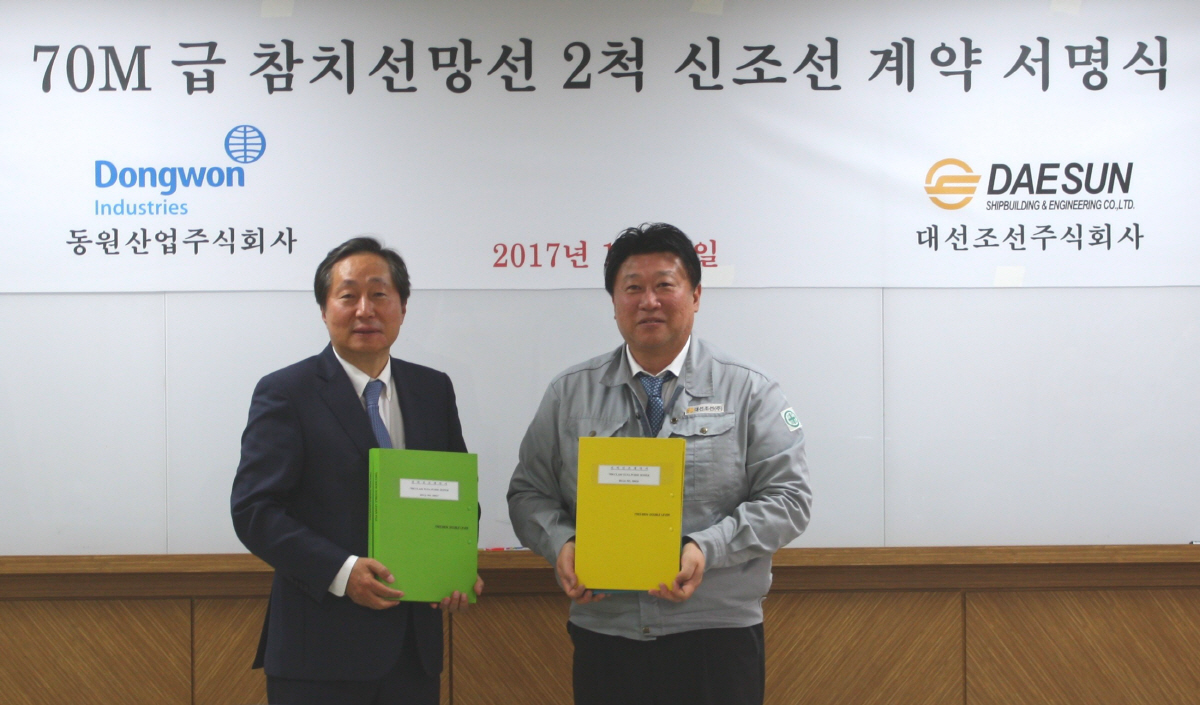 ▲이명우(좌) 동원산업 대표는 원양어업 선단 현대화에 대규모 투자를 하는 등 수산식량자원 확보에 공을 들이고 있다. (사진제공=동원산업)