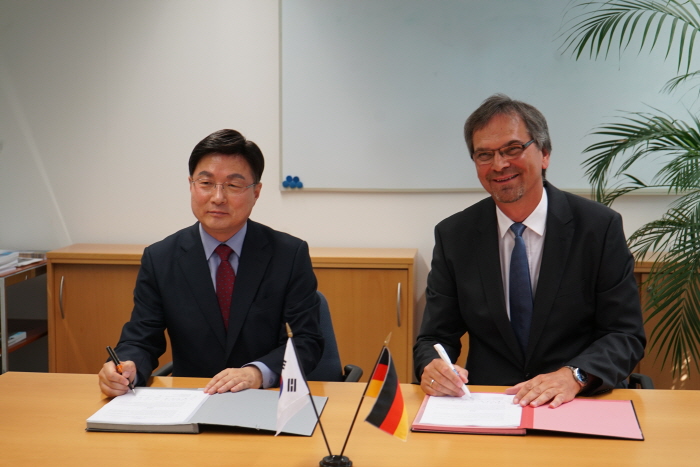 ▲김형근 한국가스안전공사 사장(왼쪽)과 로만 슈바르츠 독일 연방물리기술원(PTB) 부사장이 7일(현지시간) 독일 브라운슈바이크에서 방폭분야 상호협력협정을 체결하고 기념촬영을 하고 있다.(한국가스안전공사)