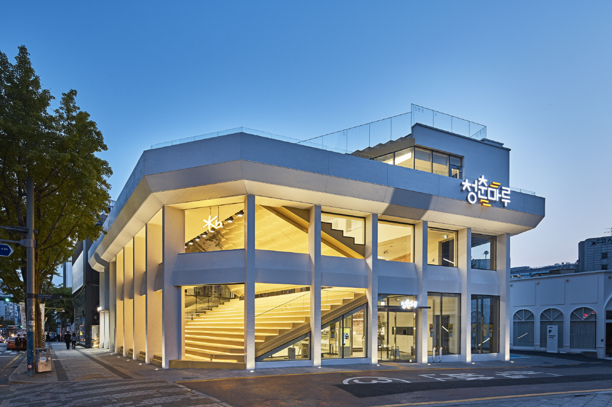 ▲오래된 KB 홍대 지점 건물을 리모델링한 ‘KB락스타 청춘마루’.