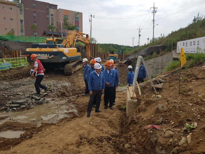 ▲7일 한국가스공사 대구경북지역본부 관할 경산 와촌~하양 구간 배관이설 현장을 찾은 정승일 가스공사 사장(가운데)이 안전점검을 하고 있는 모습.(한국가스공사)