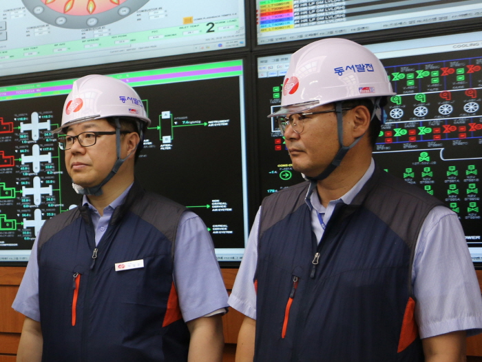 ▲2일 일산화력본부를 찾은 박일준 한국동서발전 사장(왼쪽)이 현장점검을 하고 있다.(한국동서발전)