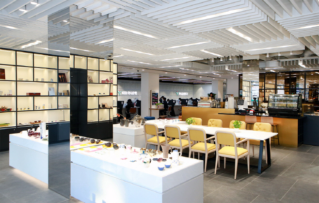 ▲공예 테마지점으로 꾸민 하나은행 방배서래 ‘컬처뱅크 1호점’ 내부.