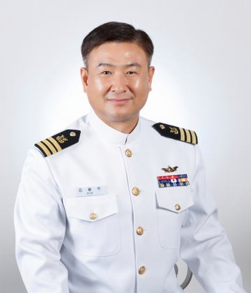 ▲ LG복지재단이 서울 성동구 옥수나들목 인근에서 물에 빠진 시민을 구한 김용우(51) 해군 중령에게 ‘LG 의인상’을 전달하기로 9일 밝혔다.   사진제공=LG