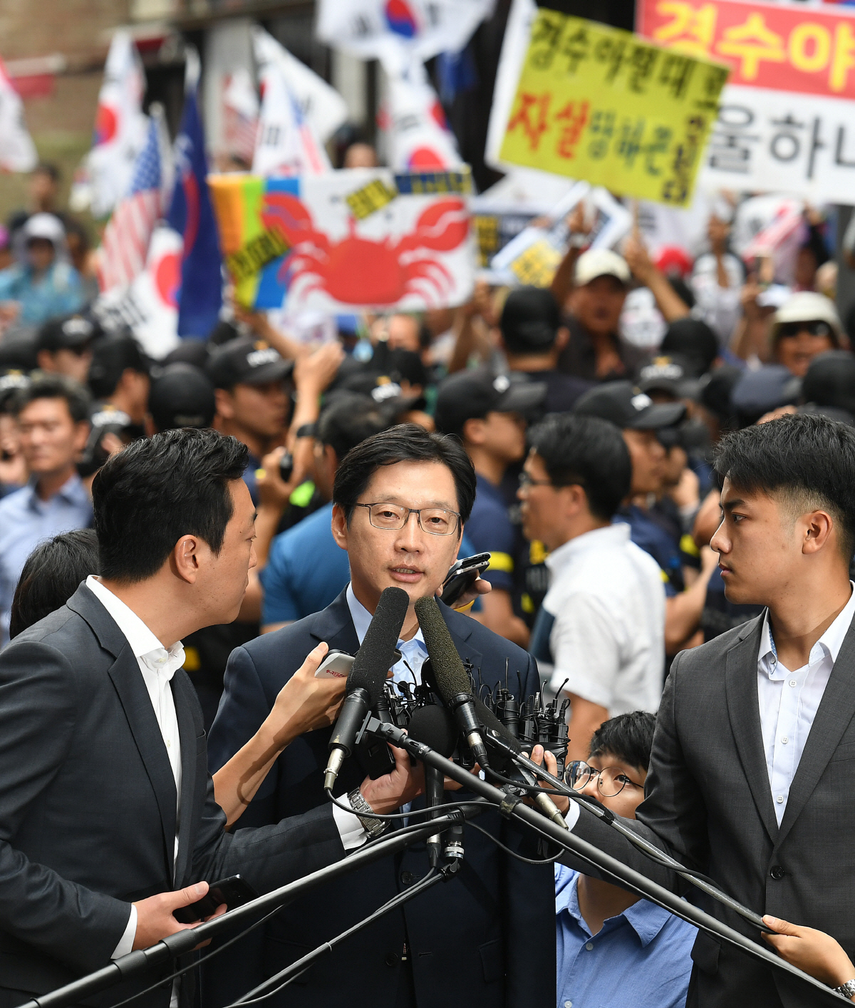 ▲‘드루킹 댓글조작 사건’을 수사 중인 허익범 특별검사팀이 김경수 경남지사를 다시 소환했다. 김 지사가 9일 오전 서울 강남구  특검사무실에 출석하고 있다. 댓글조작 공모 및 공직선거법 위반 혐의를 받고 있는 김 지사는 앞서 지난 5일 특검 소환조사를 받은 바 있다. 오승현 기자 story@