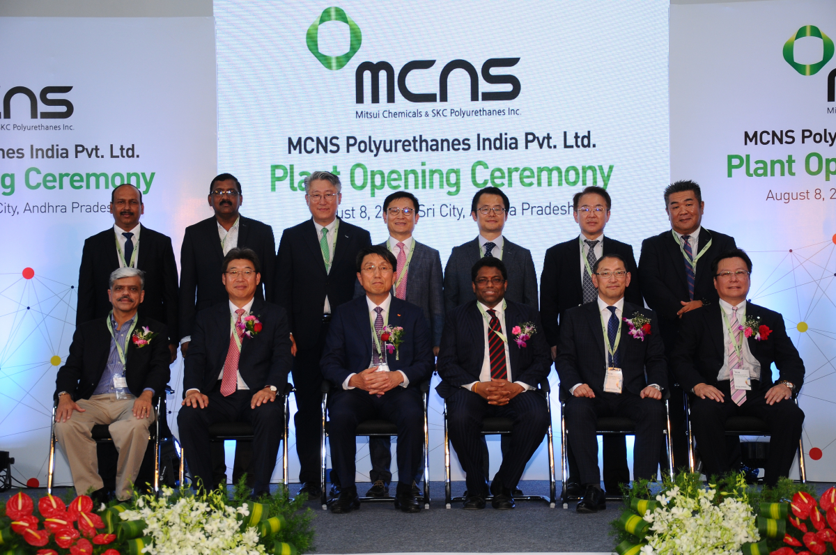 ▲MCNS 관계자들이 8일 인도 MCNS 시스템하우스 준공식에서 기념촬영을 하고 있다. 임의준 MCNS 공동대표(앞줄 왼쪽 두번째), 원기돈 SKC 사업운영총괄(앞줄 왼쪽 세번째), 요시노 타다시 미쓰이화학 본부장(앞줄 왼쪽 다섯번째, 시바타 신고 MCNS 공동대표(앞줄 왼쪽 여섯 번째). (사진제공=SKC)