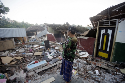 ▲9일(현지시간) 인도네시아 롬복섬 북부에서 한 남성이 지진으로 인해 무너진 집을 쳐다보고 있다. 전날 인도네시아 롬복 재난방지청(BPBD)은 지진 피해 사망자가 347명으로 집계됐다고 밝혔다. 롬복/AP연합뉴스

