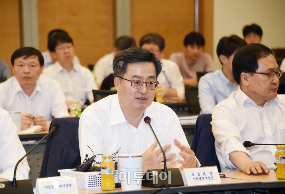 ▲김동연 경제부총리 겸 기획재정부 장관이9일 남대문 대한상공회의소에서 열린 '혁신성장을 위한 부처·기업·전문가 간담회'를 주재하고 모두발언을 하고 있다.(기획재정부)