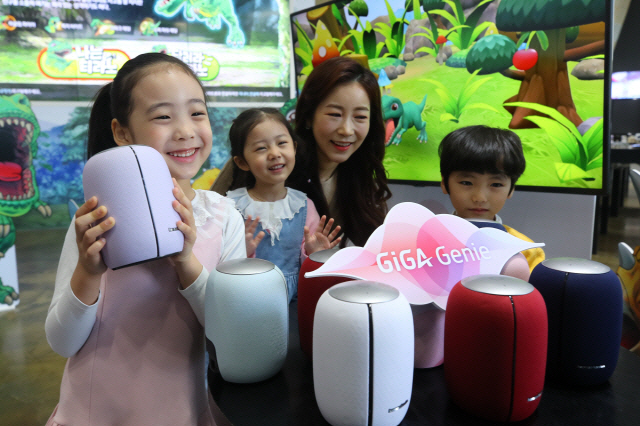 ▲5월 3일 서울 광화문 KT스퀘어에서 홍보 모델이 어린이들과 함께 인기 애니메이션 ‘공룡 메카드’를 주제로 한 기가지니 증강현실(AR) 콘텐츠 ‘나는 타이니소어’를 소개하고 있다. 사진제공  KT